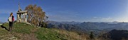 32 Vista panoramica verso la Valle Seriana dalla Madonnina della neve in vetta al Monte Poieto (1360 m)